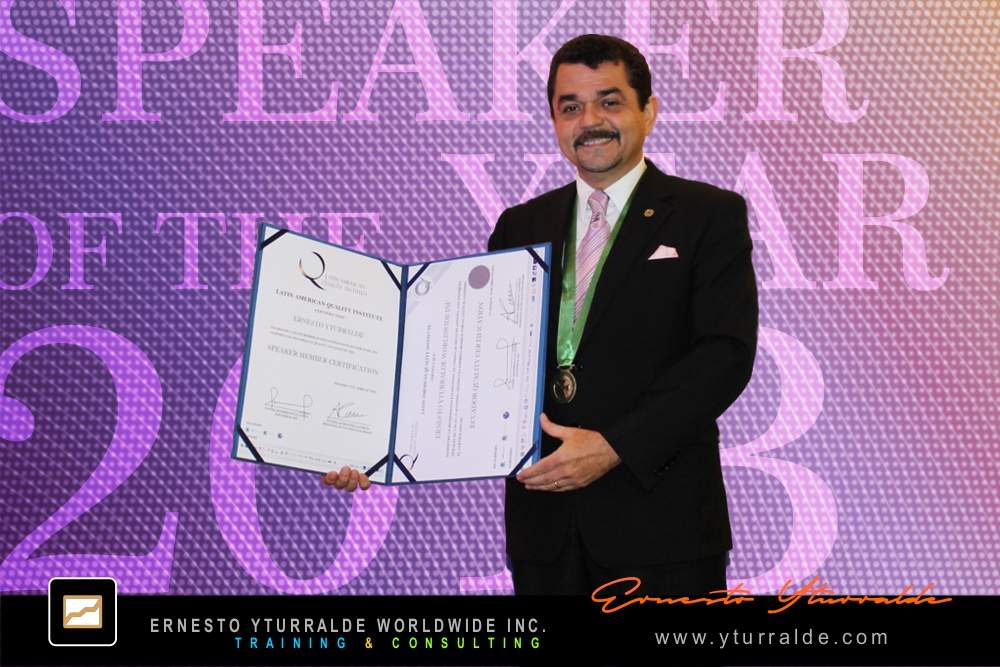 Ernesto Yturralde Tagle premiado como conferencista internacional y facilitador experto en Team Building, liderazgo y desarrollo de equipos de alto rendimiento