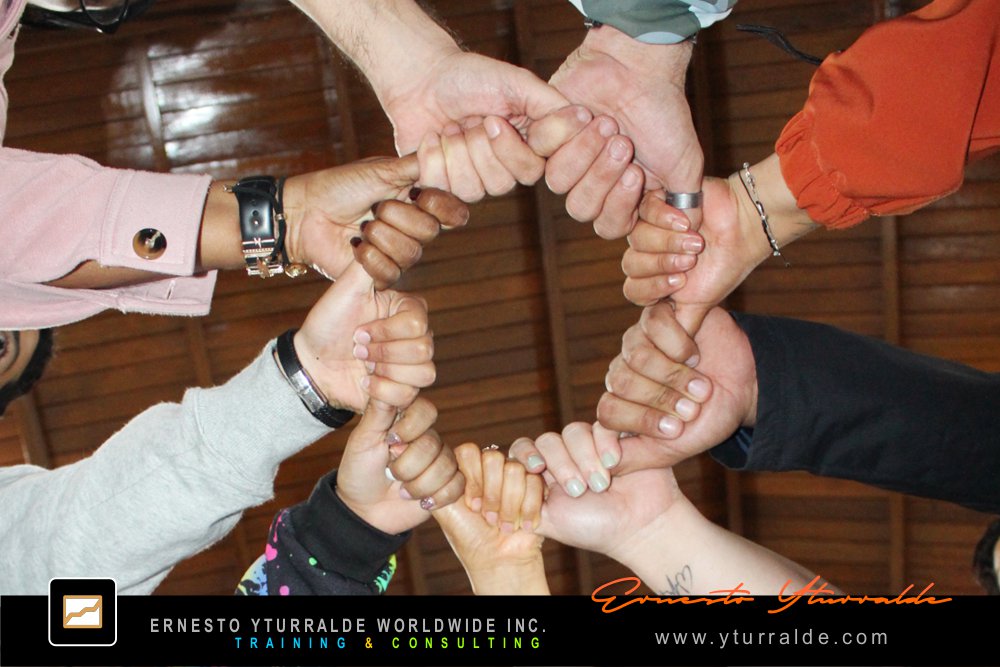 Team Building Group LATAM aplicando cuerdas bajas para fortalecer el desarrollo organizacional