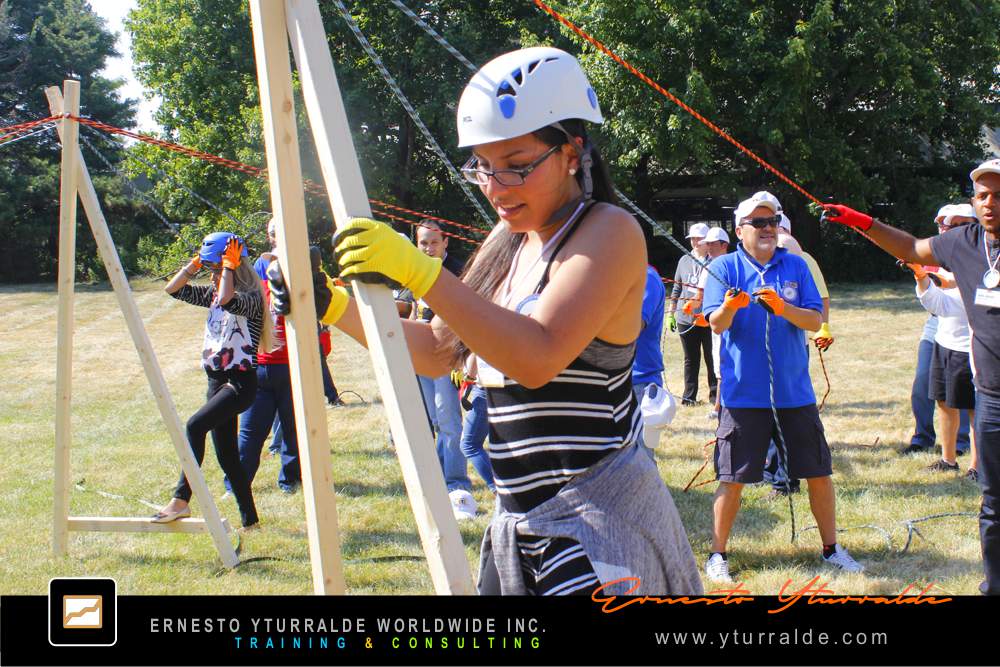 Team Building Group LATAM facilitando actividades lúdicas y reflexivas en talleres de cuerdas