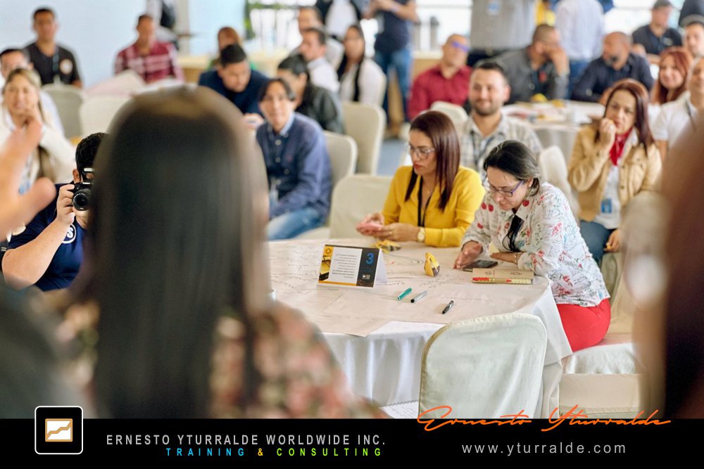 Team Building Group LATAM facilitando integración vivencial en cuerdas bajas