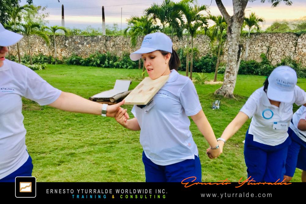 Team Building Group LATAM aplicando cuerdas para potenciar equipos corporativos